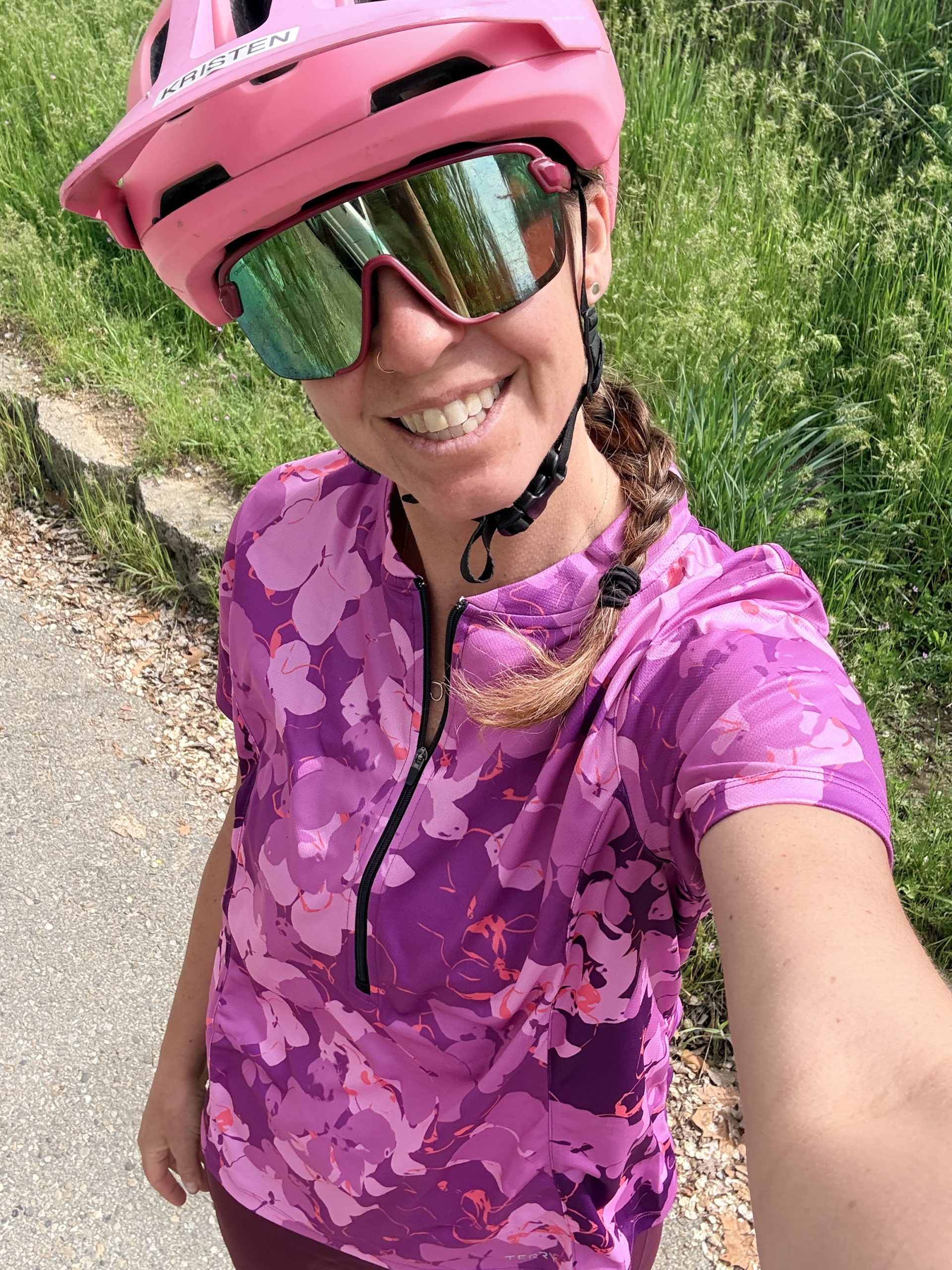 kristen taking a selfie in the actif jersey
